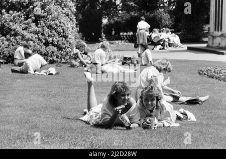 Summer Pics, Forbury Gardens, Public Park, Reading, Juni 1985 Stockfoto