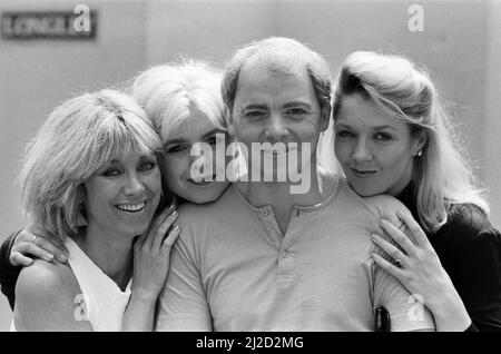 Der schottische Sänger Jim Diamond zeigte sich mit seiner Begleitgruppe Vicki und Sam Brown, der Frau und Tochter von Joe Brown und Sonia Jones. Abgebildet, von links nach rechts, Vicki Brown, Sam Brown, Jim Diamond und Sonia Jones. 16. Mai 1985. Stockfoto