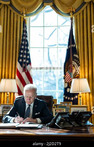 Präsident Joe Biden telefoniert am Dienstag, den 15. Februar 2022, mit dem französischen Präsidenten Emmanuel Macron im Oval Office des Weißen Hauses. Stockfoto