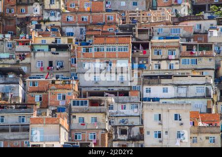 Blick auf die Pfauenfavela im Stadtteil der Paco in Rio de Janeiro, Brasilien. Stockfoto