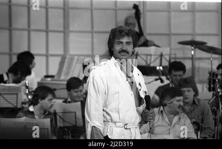 Der singende Superstar Engelbert Humperdinck tritt in der BBC-Show „Pebble Mill at One“ auf. 24.. April 1985 Stockfoto