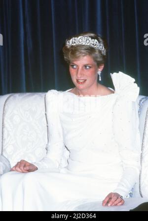 Prinz und Prinzessin von Wales, Naher Osten Tour November 1986. Unser Bild Zeigt ... Prinzessin Diana besucht das Staatsbankett, Bahrain, Sonntag, 16.. November 1986. Das Outfit wurde von Elizabeth und David Emanuel entworfen, von Hand bestickt mit einer Million winziger Kristalle und Diamanteperlen. Tragen Sie eine diamantene Diadem der Familie Spencer. Stockfoto