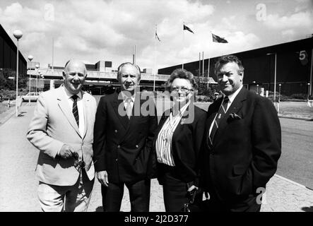 Vor dem Haupteingang des NEC, wo viele der Olympischen Spiele stattfinden werden, wenn Birmingham seine Bewerbung für die Olympischen Spiele 1992 gewinnt. Von links nach rechts Dennis Howell, Juan Antonio Samaranch (Präsident des Internationalen Olympischen Komitees), Clare Fancote (Sprecherin der Stadtopposition für Sport und Freizeit), Chief Supt Graham Travis (Sicherheitsberater der Olympischen Spiele). 7.. Juli 1986. Stockfoto