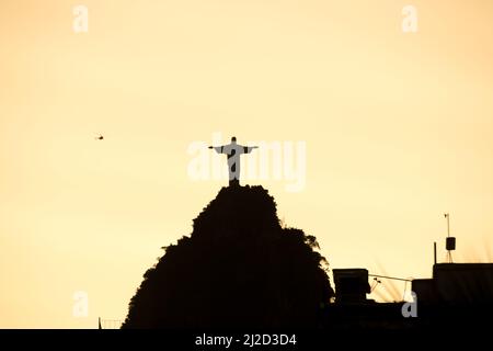 Silhouette Christi des Erlösers in Rio de Janeiro, Brasilien - 01. März 2022: Silhouette Christi des Erlösers vom Botafogo-Viertel in Rio aus gesehen Stockfoto