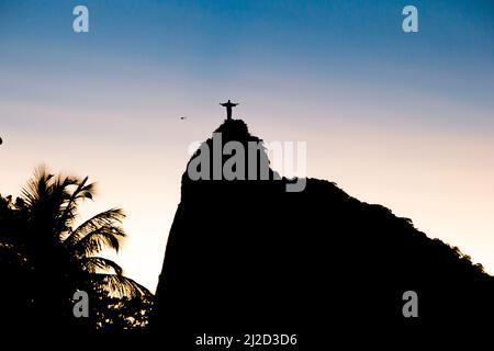 Silhouette Christi des Erlösers in Rio de Janeiro, Brasilien - 01. März 2022: Silhouette Christi des Erlösers vom Botafogo-Viertel in Rio aus gesehen Stockfoto