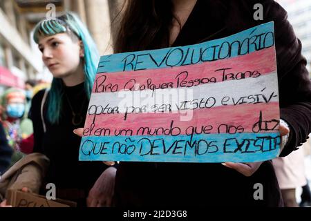 Porto, Portugal. 31. März 2022. Ein Aktivist hält während eines friedlichen Protestes ein Plakat. Ein Tag, an dem Transgender-Menschen sowie ihre Beiträge zur Gesellschaft gefeiert und das Bewusstsein für die Diskriminierung der Transgender-Gemeinschaft weltweit schärft werden. Dutzende von Demonstranten versammelten sich zu einem friedlichen Protest zum Internationalen Tag der Sichtbarkeit der Transgender in Porto. Kredit: SOPA Images Limited/Alamy Live Nachrichten Stockfoto