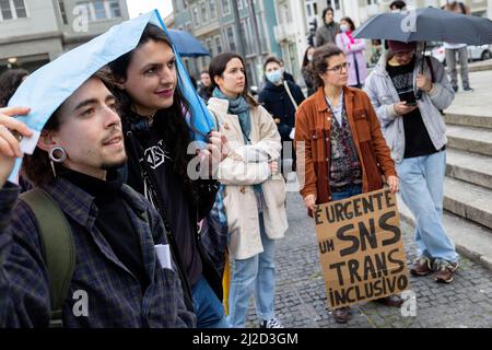 Porto, Portugal. 31. März 2022. Ein Aktivist hält während eines friedlichen Protestes ein Plakat. Ein Tag, an dem Transgender-Menschen sowie ihre Beiträge zur Gesellschaft gefeiert und das Bewusstsein für die Diskriminierung der Transgender-Gemeinschaft weltweit schärft werden. Dutzende von Demonstranten versammelten sich zu einem friedlichen Protest zum Internationalen Tag der Sichtbarkeit der Transgender in Porto. Kredit: SOPA Images Limited/Alamy Live Nachrichten Stockfoto