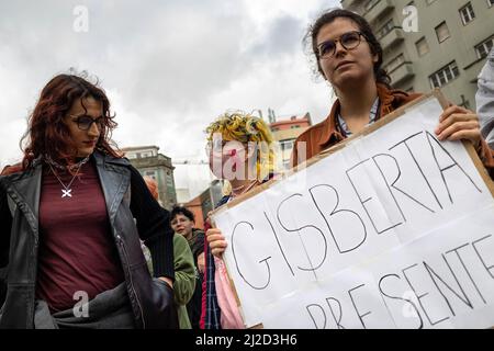 Porto, Portugal. 31. März 2022. Ein Aktivist hält während eines friedlichen Protestes ein Plakat. Ein Tag, an dem Transgender-Menschen sowie ihre Beiträge zur Gesellschaft gefeiert und das Bewusstsein für die Diskriminierung der Transgender-Gemeinschaft weltweit schärft werden. Dutzende von Demonstranten versammelten sich zu einem friedlichen Protest zum Internationalen Tag der Sichtbarkeit der Transgender in Porto. Kredit: SOPA Images Limited/Alamy Live Nachrichten Stockfoto