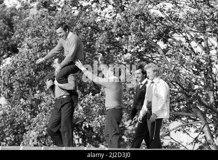 Das Ryder Cup Turnier fand vom 13.. Bis 15.. September 1985 auf dem Brabazon Kurs des Belfry in Wishaw, Warwickshire statt.Team Europe gewann den Wettbewerb mit 16,5 bis 11,5 Punkten, was ihren ersten Sieg im Turnier markierte und 28 Jahre amerikanischer Dominanz beendete. Feierlichkeiten für Europäer, darunter Sam Torrance, Kapitän Tony Jacklin, Ian Woosnam, Seve Ballesteros und Bernhard langer. 15.. September 1985. Stockfoto