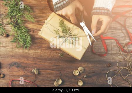 Frau Handgeschenk auf Holzhintergrund, rustikalen Stil mit Tannenbaum und Bastelpapier Stockfoto