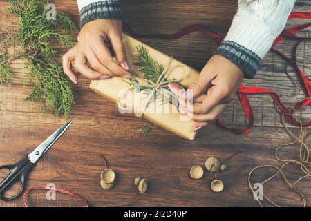 Frau Handgeschenk auf Holzhintergrund, rustikalen Stil mit Tannenbaum und Bastelpapier Stockfoto