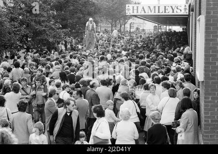 Eröffnung des Hamleys Toy Shop, Bull Street, Birmingham, 12.. Oktober 1985. Hamleys, der älteste und größte Spielwarenladen der Welt, eröffnet morgen in der Bull Street (drei Stockwerke des ehemaligen Debenhams-Ladens) einen neuen Laden. Unser Bild zeigt Szenen aus der Menge vor dem Laden. Stockfoto