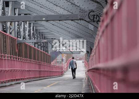 Zwangloser Alleinmensch auf der Williamsburg Bridge, Brooklyn, New York City, USA Stockfoto