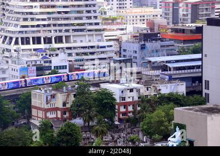 Über- oder Luftaufnahme eines Skytrain, der den Bahnhof Chong Nonsi in Bangkok, Thailand, Asien erreicht. Stockfoto