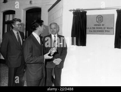 Prinz Charles besucht den Nordosten, 9.. Dezember 1986. Offizielle Eröffnung des Stables St Thomas Street Business Center, St Thomas St, Newcastle upon Tyne, Tyne und Wear. Aka St Thomas Street Workshops oder The Stables Project. Stockfoto