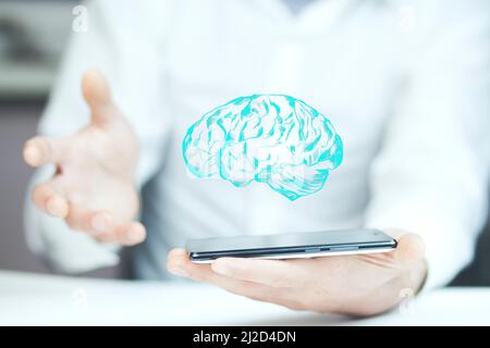 Mann Hand hält Telefon mit Gehirn auf weißem Hintergrund Stockfoto