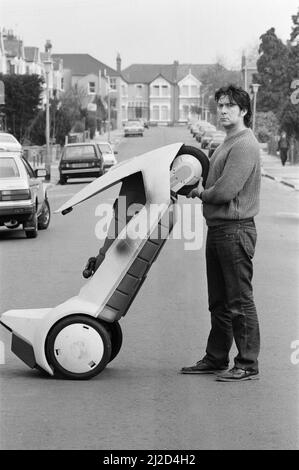 15 Stein Roy Stuart aus Ilford, Essex, Besitzer einer C5, kann aufgrund seiner Größe nur sechs Meilen von ihm herausholen. Bild aufgenommen am 10.. März 1985 Stockfoto