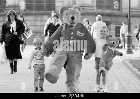 Hamleys Toy Shop, Bull Street, Birmingham, 11.. Oktober 1985. Hamleys, der älteste und größte Spielwarenladen der Welt, eröffnet in der Bull Street (drei Stockwerke des ehemaligen Debenhams-Ladens) einen neuen Laden. Unser Bild zeigt Hamleys Bear in Birmingham. Stockfoto