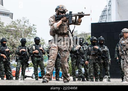 BANGKOK, Thailand – Ein Green Beret der US-Armee mit 1. Bataillons, 1. Special Forces Group (Airborne) führt zusammen mit Mitgliedern des Thailand Counter Terrorist Operation Center (16.-23. März 2022) ein Kampftraining durch. Das Training schärfte die Fähigkeiten der Special Operations Forces Critical Combined Arms, die unter anderem aus Pistolen- und Gewehr-Grundlagen bestanden. Die Schulung bot dem US-amerikanischen SOF die Möglichkeit, mit thailändischen Partnern zusammenzuarbeiten und die Interoperabilität zwischen den Streitkräften zu verbessern. Ein starkes, zukunftsgerichteter Verteidigungsbündnis zwischen den USA und Thailand, das auf der Grundlage von Hast gegründet wurde Stockfoto