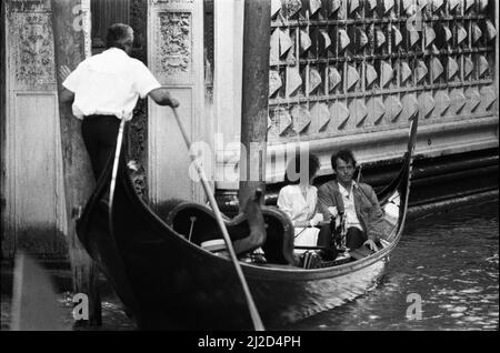 EastEnders spielt Leslie Grantham und Anita Dobson als Dirty Den und Angie und dreht in Venedig, Italien. 24.. September 1986. Stockfoto