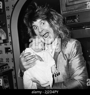 Ozzy Osbourne, ehemaliger Sänger von Black Sabbath, zu Hause zwei Wochen nach der Geburt seines Jungen Jack abgebildet.25.. November 1985. Stockfoto