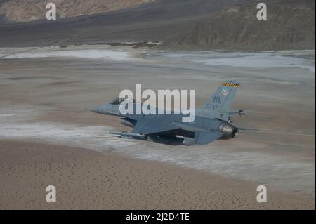 Eine F-16C Kampffalke, die der 64. Aggressor Squadron zugewiesen wurde, nimmt an einer Routinetrainingsmission am 23. März 2022 über die Nevada Test and Training Range auf dem Luftwaffenstützpunkt Nellis Teil. Die AGRS von 64. betreibt 30 F-16C/M-Flugzeuge und stellt realistische, bedrohlich-repräsentative, gegnerische Kräfte für High-End-Schulungen der USA und der Koalition bereit. (USA Luftwaffe Foto von Senior Airman Zachary Rufus) Stockfoto