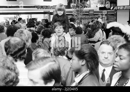 Eröffnung, Hamleys Toy Shop, Bull Street, Birmingham, 12.. Oktober 1985. Hamleys, der älteste und größte Spielwarenladen der Welt, eröffnet in der Bull Street (drei Stockwerke des ehemaligen Debenhams-Ladens) einen neuen Laden. Unser Bild zeigt große Menschenmengen im Laden. Stockfoto