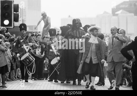 Eröffnung, Hamleys Toy Shop, Bull Street, Birmingham, 12.. Oktober 1985. Hamleys, der älteste und größte Spielwarenladen der Welt, eröffnet in der Bull Street (drei Stockwerke des ehemaligen Debenhams-Ladens) einen neuen Laden. Unser Bild zeigt große Menschenmengen, die sich vor dem Laden versammeln. Stockfoto
