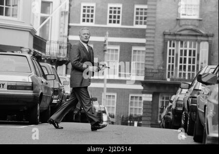 Der britische Schauspieler Edward Woodward, der in der amerikanischen Fernsehserie The Equalizer den Ex-Agenten Robert McCall spielt, posiert in London mit einem Maschinengewehr, um die Serie zu promoten. 25.. Oktober 1986. *** Lokale Bildunterschrift *** Der Equalizer Stockfoto