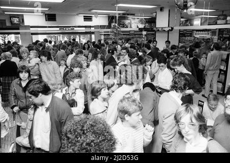 Eröffnung, Hamleys Toy Shop, Bull Street, Birmingham, 12.. Oktober 1985. Hamleys, der älteste und größte Spielwarenladen der Welt, eröffnet in der Bull Street (drei Stockwerke des ehemaligen Debenhams-Ladens) einen neuen Laden. Unser Bild zeigt große Menschenmengen im Laden. Stockfoto