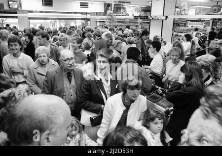 Eröffnung, Hamleys Toy Shop, Bull Street, Birmingham, 12.. Oktober 1985. Hamleys, der älteste und größte Spielwarenladen der Welt, eröffnet in der Bull Street (drei Stockwerke des ehemaligen Debenhams-Ladens) einen neuen Laden. Unser Bild zeigt große Menschenmengen im Laden. Stockfoto