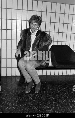 Die bionische Frau, Schauspielerin Lindsay Wagner, am Flughafen Gatwick. 13.. Januar 1986. Stockfoto