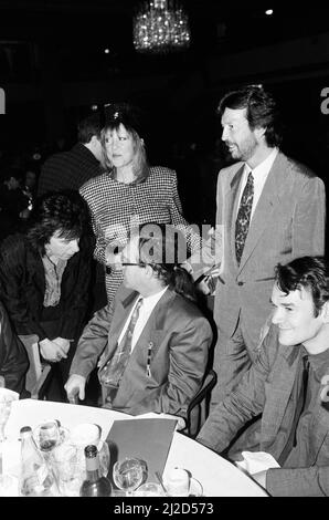 Die Ivor Novello Awards im Gorsvenor House, London. Im Bild Bill Wyman, Pattie Boyd, Eric Clapton und Elton John. 7.. April 1986. Stockfoto