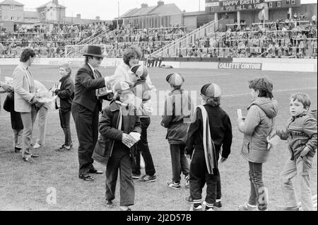 Pop Star und FC Watford Vorsitzender, Elton John, Ausgabe Ostern Eier zu Fans. Watford v Southampton Football Match. 6. April 1985. Stockfoto