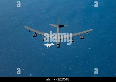 Eine US Air Force B-52H Stratofortress fliegt mit einer Emiri Air Force F-15QA von Katar über den Arabischen Golf, 29. März 2022. Der Flug des Bombers begann bei der Royal Air Force Fairford, England, und flog über das östliche Mittelmeer, die arabische Halbinsel und das Rote Meer, bevor er die Region abflog. (USA Foto der Luftwaffe von Staff Sgt. Jerreht Harris) Stockfoto