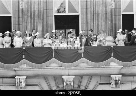 Die königliche Familie versammelt sich auf dem Balkon des Buckingham Palace zur Trooping of the Colour Ceremony. Prinzessin Diana, rechts von der Mitte, im gepunkteten Outfit, behält die Kontrolle über den 20 Monate alten Prinz Harry. Von links nach rechts vom Herzog von Kent, (wo möglich): Der Herzog von Kent, Katharine, Herzogin von Kent, die Herzogin von York, die Herzogin von York, Prinz Andrew, Prinzessin Margaret, die Königin Mutter, Prinzessin Michael von Kent, Prinz Michael von Kent, Königin Elizabeth II, Prinz Philip der Herzog von Edinbugh (hinter der Königin) **unbekannt** ***unbekannt** Prinz Charles, Prinzessin Diana, Prinzessin Anne, ca. Stockfoto