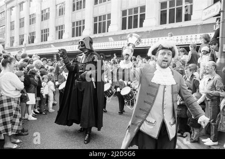 Eröffnung, Hamleys Toy Shop, Bull Street, Birmingham, 12.. Oktober 1985. Hamleys, der älteste und größte Spielwarenladen der Welt, eröffnet in der Bull Street (drei Stockwerke des ehemaligen Debenhams-Ladens) einen neuen Laden. Unser Bild zeigt große Menschenmengen, die sich vor dem Laden versammeln. Stockfoto