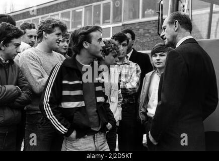 Prinz Philip, Herzog von Edinburgh, besucht den Nordwesten. Der Herzog plaudert mit einigen der Auszubildenden im Zentrum der Canal Bridge. 22.. Februar 1985. Stockfoto