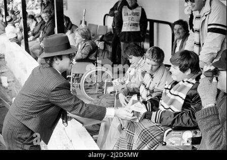 Pop Star und FC Watford Vorsitzender, Elton John, Ausgabe Ostern Eier zu Fans. Watford v Southampton Football Match. 6. April 1985. Stockfoto