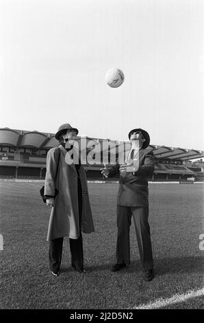 Elton John, Vorsitzender des Watford FC, und seine Frau Renate an der Vicarage Road, der Heimat des Watford Fußballvereins. Abgebildet vor dem neuen Stand von Watford. 18.. Oktober 1986. Stockfoto