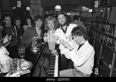 Slade lanciert ihr neues Album 'Rogue's Gallery' mit einer Party im Royal Exchange Pub in Bilston. L-R Don Powell, Noddy Holder, Dave Hill und Jim Lea. 21.. März 1985. Stockfoto