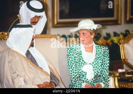 Prinz und Prinzessin von Wales, Naher Osten Tour November 1986. Unser Bild Zeigt ... Prinzessin Diana trifft sich mit Prinz Sultan bin Abdulaziz Al Saud in Riad, Saudi-Arabien, Montag, 17.. November 1986. Stockfoto