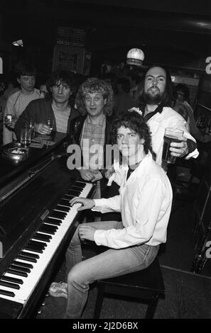 Slade lanciert ihr neues Album 'Rogue's Gallery' mit einer Party im Royal Exchange Pub in Bilston. L-R Don Powell, Noddy Holder, Dave Hill und Jim Lea. 21.. März 1985. Stockfoto