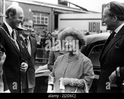 Königin Elizabeth die Königin Mutter Nordosten besucht Königin Elizabeth die Königin Mutter besucht Gateshead 10. Juni 1986, Stockfoto