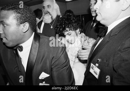 Prince, amerikanischer Sänger, abgebildet bei den British Phonographic Industry, BPI Awards, aka Brit Awards, im Grosvenor House, London, 12.. Februar 1985. Er erhielt zwei Auszeichnungen, den besten internationalen Solo-Künstler und die beste Soundtrack-/Cast-Aufnahme für Purple Rain. Stockfoto