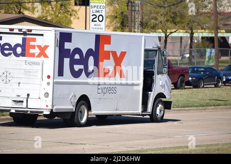 Ein FedEx-Lkw fährt eine Straße in Dallas, Texas, im Oktober 2021 Stockfoto