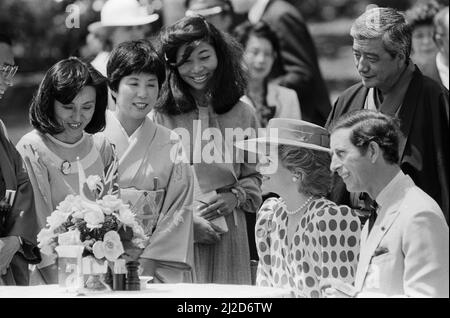 Ihre Königliche Hoheit Prinzessin Diana, die Prinzessin von Wales, und Prinz Charles bei einer traditionellen Teezeremonie. In anderen Bildern dieses Sets ist die Prinzessin mit Stadtbeamten abgebildet, die sie dazu ermutigen, einen japanischen Kimono zu tragen. Die Kimono-Fotos wurden auf dem Nijo Castle in Kyoto, Japan, aufgenommen. Es ist nicht klar, dass die Teezeremonie auch das Schloss Nijo in Kyoto, Japan, ist, aber es ist erwähnenswert, dass der Prinz und die Prinzessin die gleiche Kleidung tragen, also sehr wahrscheinlich am selben Tag. Prinzessin Diana trug einen roten Hut und ein rot-weiß getupftes Oberteil, wie die japanische Flagge. Als Zeichen des Respekts. Bild aufgenommen am 9.. Mai 198 Stockfoto