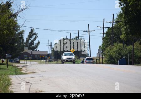 Ein silberner 2004 Toyota Corolla fährt eine Straße in Rochester Texas entlang - August 2021 Stockfoto