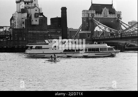 Fernsehmoderator Peter Duncan in einem VW-Käfer-Auto auf der Themse, in der Nähe der Tower Bridge. 10.. Juli 1986. Stockfoto