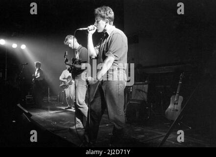 Terry Hall und The Colorfield spielten auf der Bühne des Coventry Lanchester Polytechnic bei der Veranstaltung „Cov Aid“, um hungernde Kinder in Afrika zu ernähren. Es war das Debüt in der Heimatstadt des Colorfield. 15 Bands aus der Region Coventry spielten jeweils einen 20-minütigen Satz in der sechseinhalbstündigen Feier. Sie wechselten zwischen zwei Hallen und spielten vor mehr als 800 begeisterten Pop-Fans. Die Veranstaltung brachte mehr als 3.200 Menschen für den Krieg gegen den Hunger in Äthiopien und im Sudan zur Sprache. 21.. Oktober 1985 Stockfoto